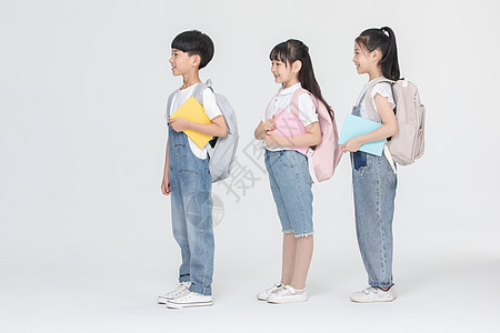 背包上学女孩儿童手拿书本准备上学背景