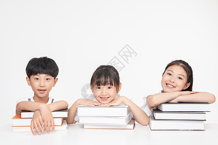 书本上学习女孩一起趴在书本上的小朋友们背景