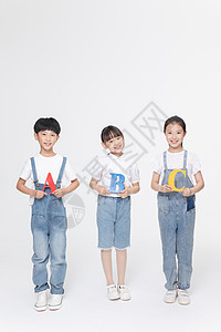小朋友们手举字母ABC图片