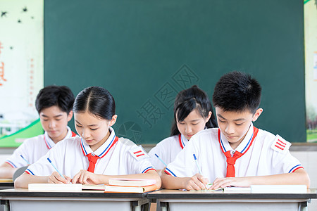 学生写初中生教室上课学习背景