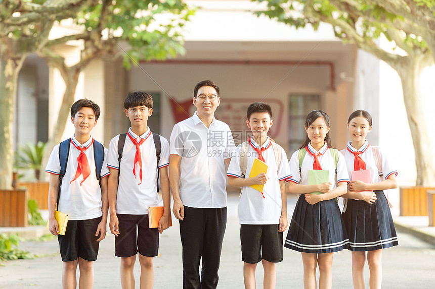老师与学生校园合影