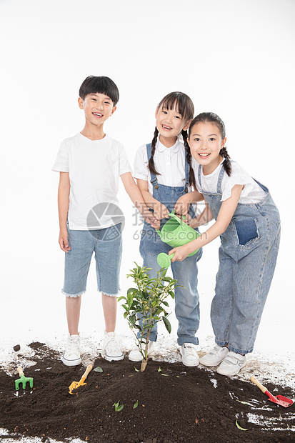 儿童一起植树图片