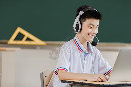 学生坐在电脑前学英语背景图片
