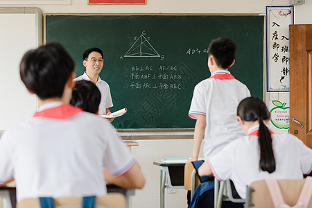 小学生在写作业教师在给学生上课背景