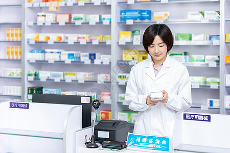 药店站在收银台前面的药剂师背景图片