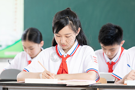 初中生上课学习形象图片