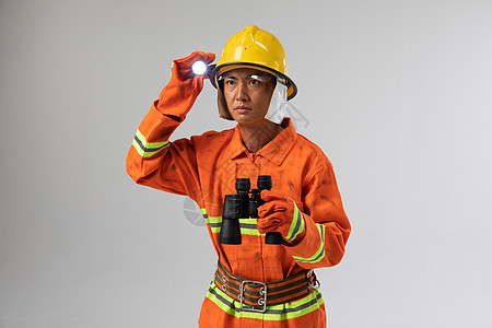 使用望远镜指挥救援的消防员图片