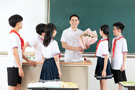 老师手报鲜花在教室里给老师送花的同学们背景