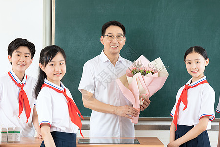 学生送花给老师在教室里给老师送花的同学们背景