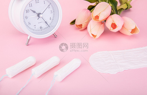 粉色背景上的女性卫生用品图片