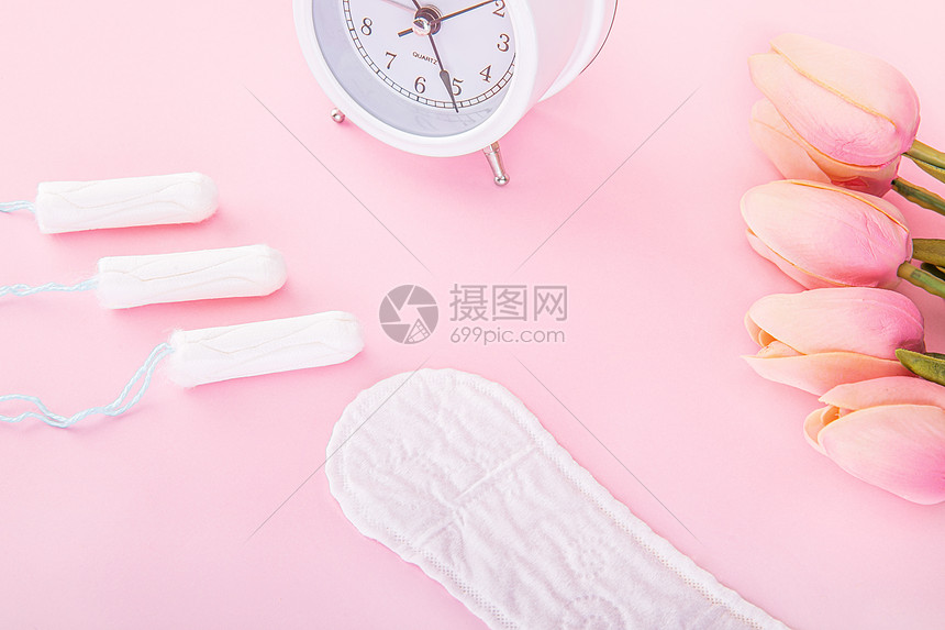 粉色背景上的女性卫生用品图片