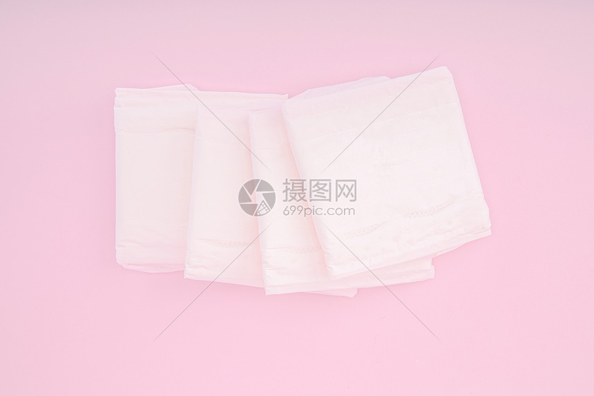 粉色背景上的卫生巾图片