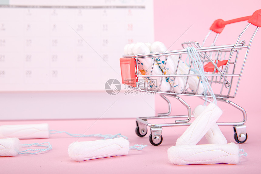 粉色背景上的卫生棉图片