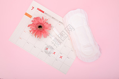 粉色背景上的女性卫生用品高清图片