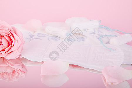 粉色背景上的卫生巾卫生棉背景图片