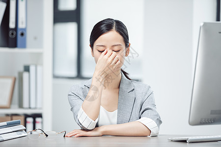 闭眼做眼保健操女白领做眼保健操护眼背景