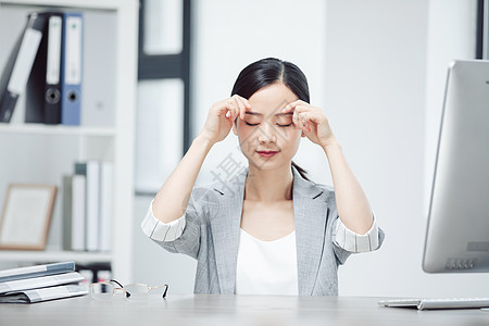 闭眼做眼保健操商务女性做眼保健操护眼背景