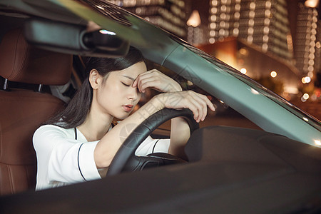 夜晚汽车女性夜晚开车疲劳驾驶背景