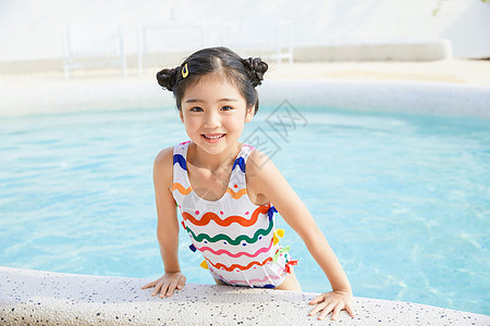 小女孩在泳池边图片