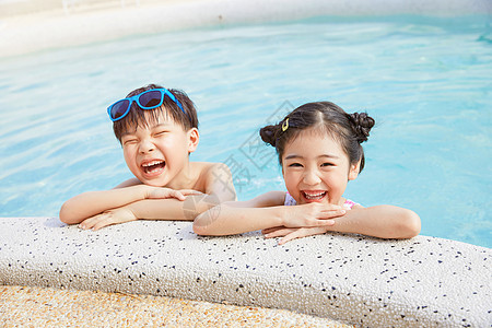 夏天泳装小女孩小男孩和小女孩开心趴在泳池边背景