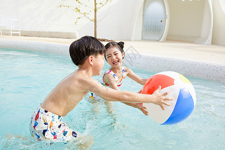 小男孩和小女孩在泳池中嬉戏图片