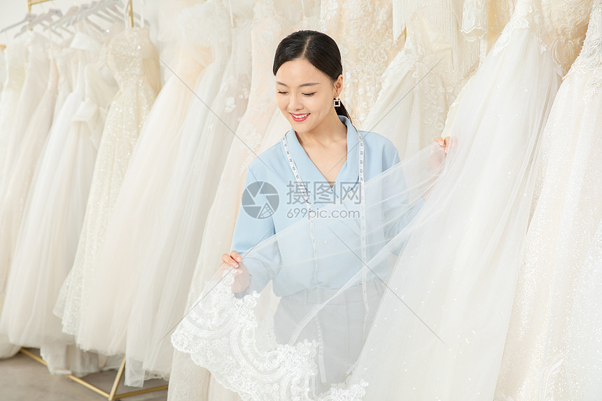 整理婚纱的婚纱设计师图片