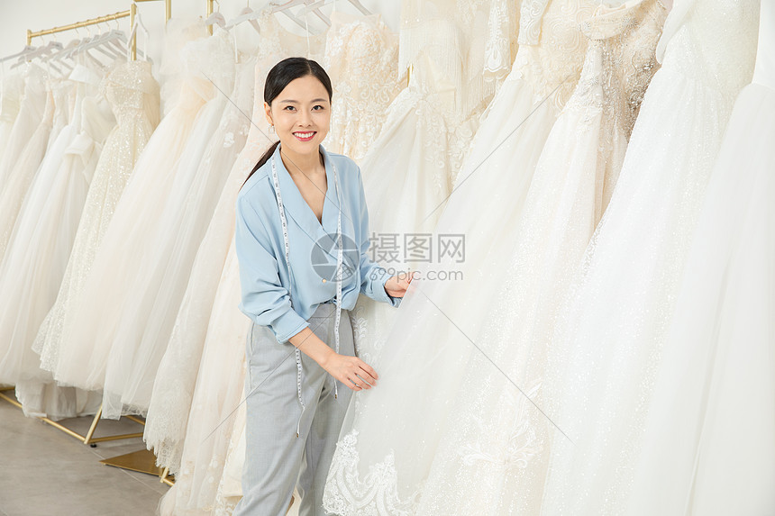整理婚纱的婚纱设计师图片