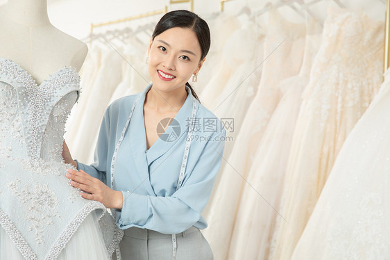 整理婚纱的婚纱设计师图片