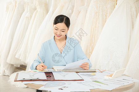 婚纱设计绘画设计图的服装设计师背景