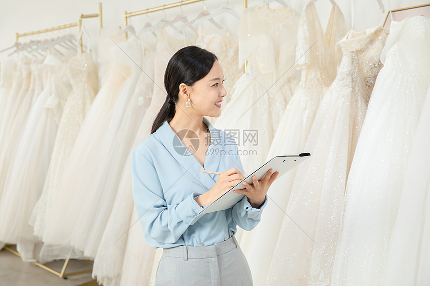 服装设计师记录婚纱尺码图片