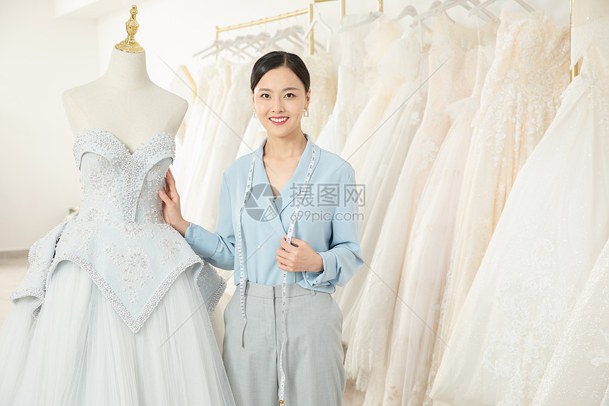 服装设计师记录婚纱尺码图片