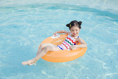 小女孩泳池里开心玩水图片素材