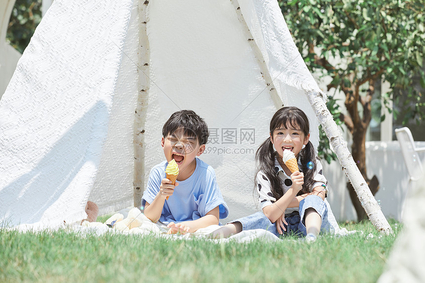 小朋友开心吃冰淇淋图片