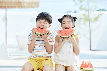 冰爽西瓜小男孩和小女孩坐在泳池边开心吃西瓜背景