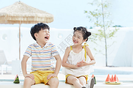 小男孩和小女孩坐着大笑高清图片