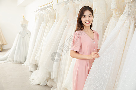 在婚纱店挑选婚纱的女孩图片