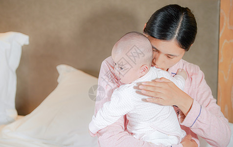 妈妈抱着宝宝安抚睡觉高清图片