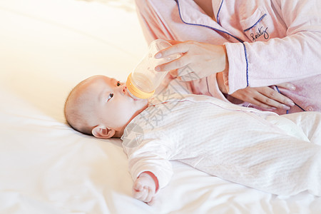 妈妈哺乳给宝宝吃奶背景图片