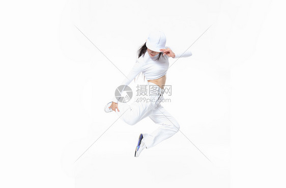 年轻街舞女生跳起动作图片