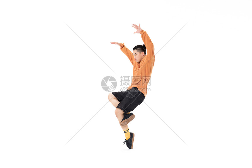 年轻街舞男生做跳跃动作图片