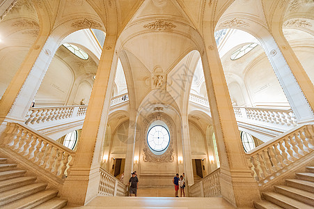 法国巴黎卢浮宫室内旋转楼梯图片