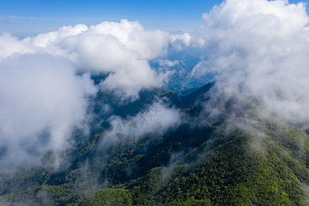 高曝光高山上的云雾航拍背景