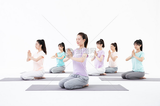 年轻美女团体瑜伽图片
