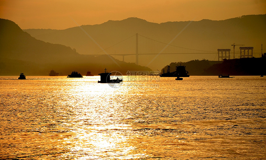 夕阳映平湖图片