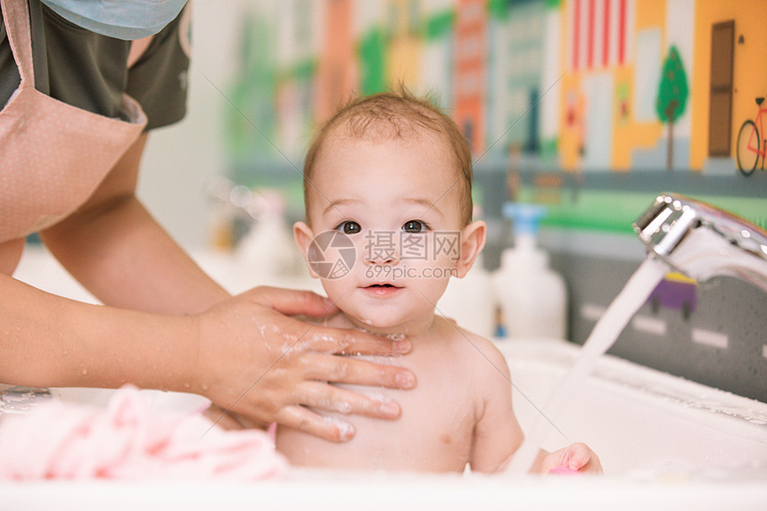 阿姨给婴幼儿洗澡特写图片