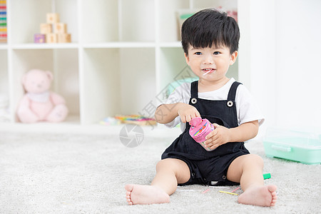 可爱幼儿宝宝坐地毯上嬉戏图片