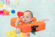 戴游泳圈游泳的婴幼儿图片