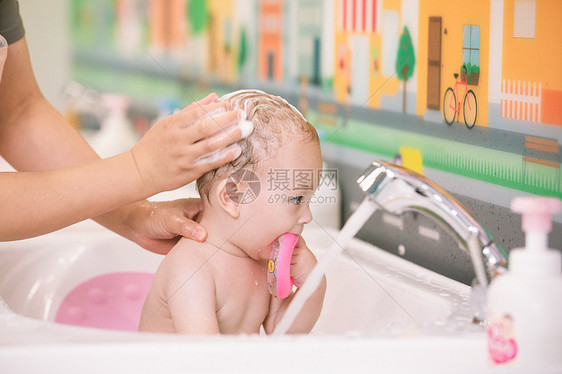 阿姨给婴幼儿洗澡特写图片