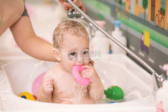 阿姨给婴幼儿洗澡特写图片