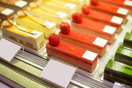 甜品橱窗橱窗里的草莓蛋糕背景